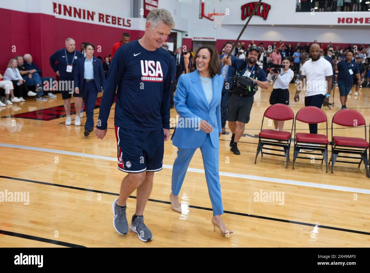 Las Vegas, Stati Uniti. 9 luglio 2024. U. Il vicepresidente della S Kamala Harris, a destra, cammina con il capo-allenatore della squadra di basket maschile degli Stati Uniti Steve Kerr, a sinistra, durante una pausa di allenamento alla Mendenhall Arena nel campus dell'Università del Nevada, il 9 luglio 2024 a Las Vegas, Nevada. Crediti: Lawrence Jackson/White House Photo/Alamy Live News Foto Stock