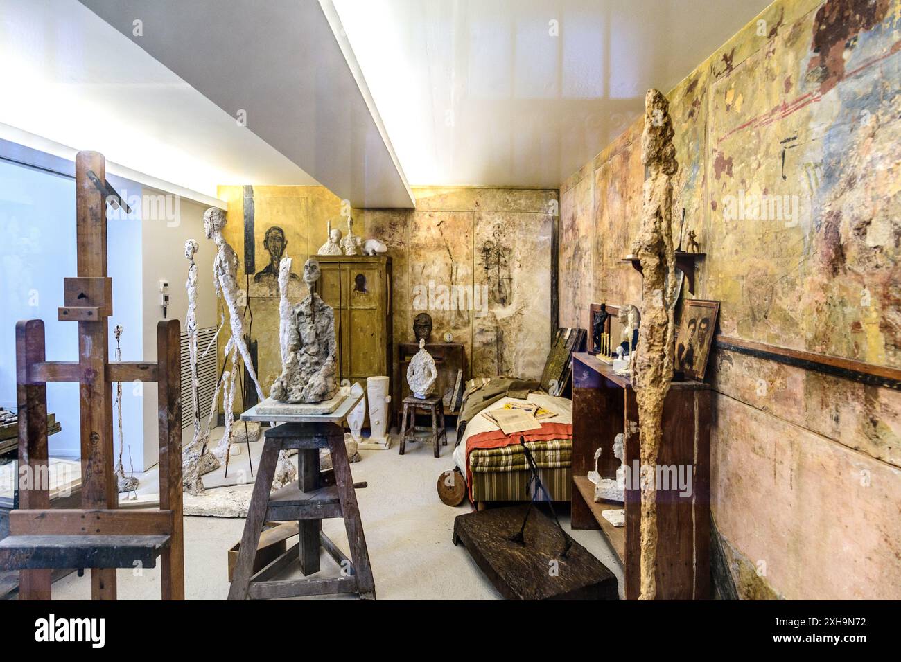 Ricostruzione dello studio di Alberto Giacometti nel museo Institut Giacometti in Rue Victor Schoelcher, Parigi 75014, Francia. Foto Stock