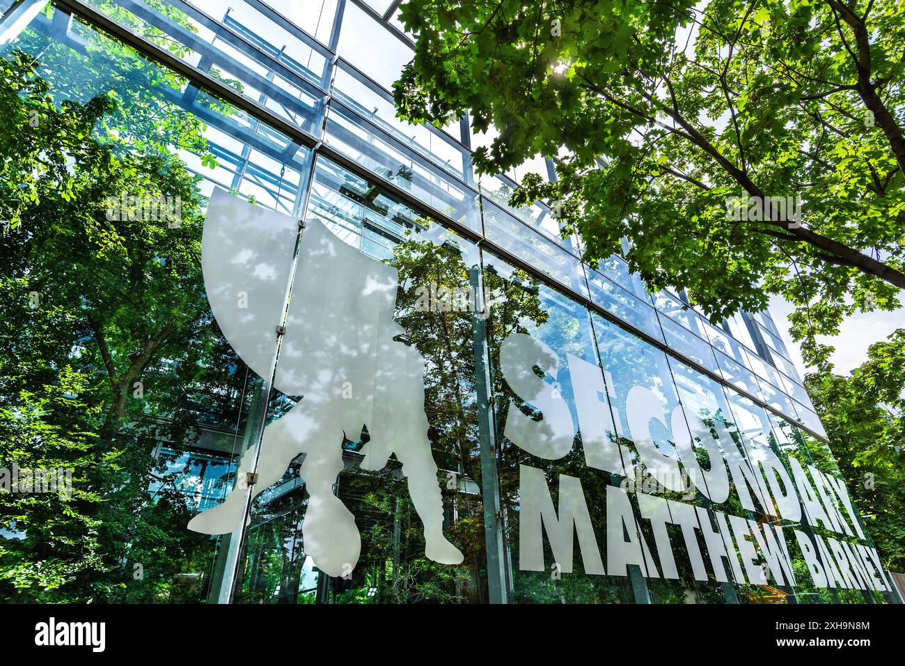 Facciata in vetro della Cartier Foundation for Contemporary Art che mostra l'artista Matthew Barney grafica pubblicitaria, Boulevard Rspail, Parigi 75014, Francia. Foto Stock