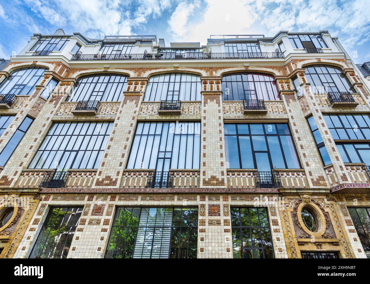 Edificio elegante con grandi finestre tipo studio a Parigi 75006, Francia. Foto Stock