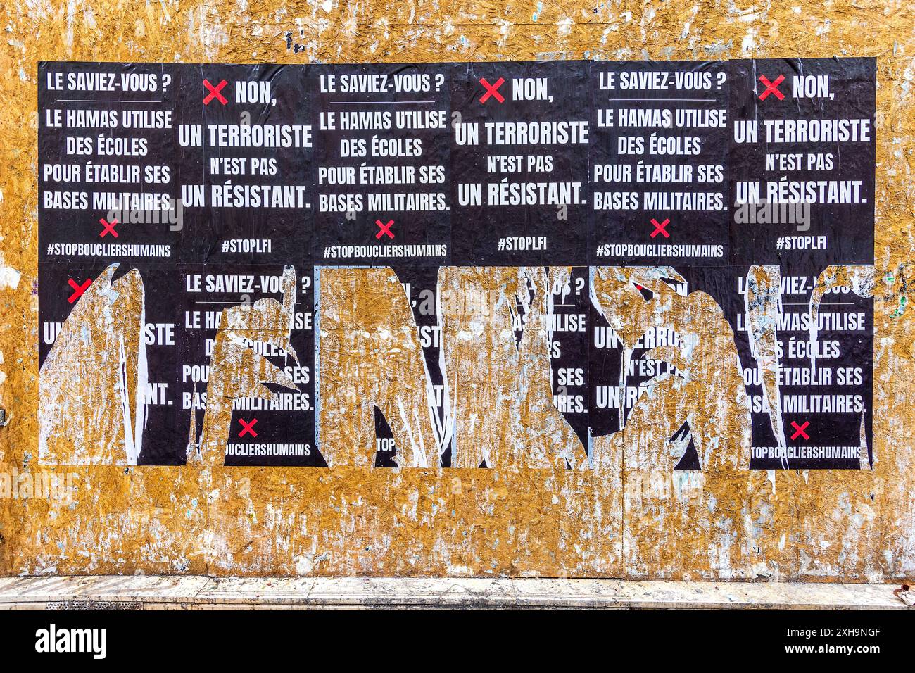 Volate poster dall'estrema destra francese che denunciano l'estrema sinistra - Parigi 75006. Foto Stock