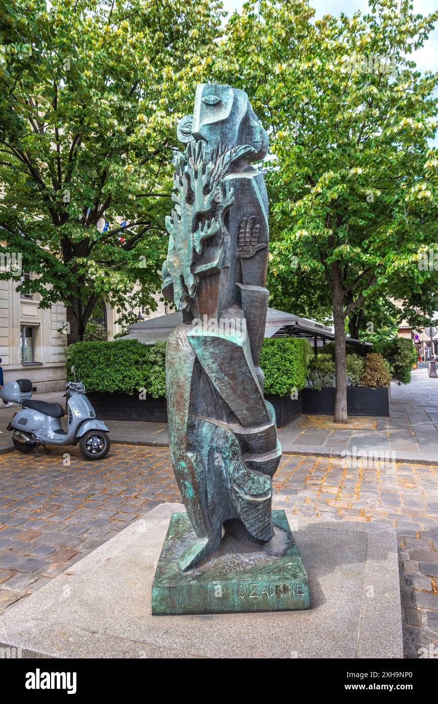 Scultura in bronzo dello scultore russo-francese Ossip Zadkine in Place Saint-Germain des Pres, Parigi 75006, Francia. Foto Stock