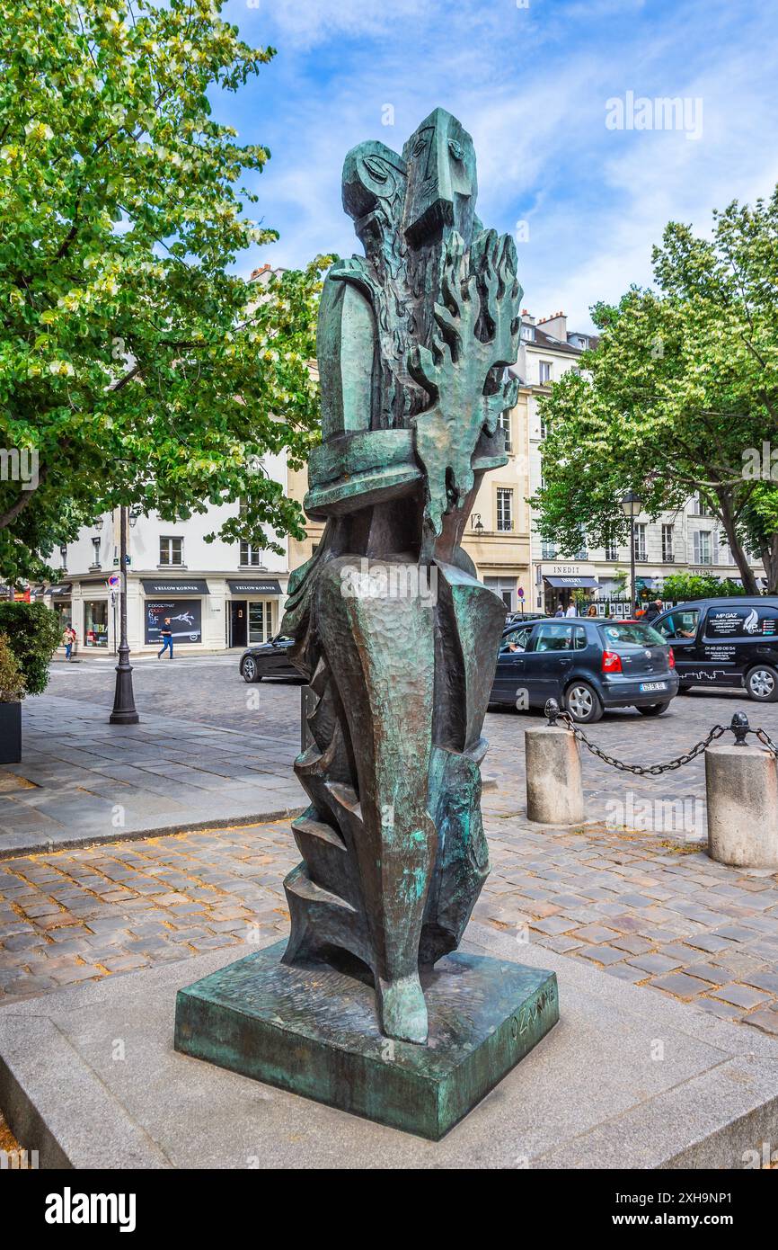 Scultura in bronzo dello scultore russo-francese Ossip Zadkine in Place Saint-Germain des Pres, Parigi 75006, Francia. Foto Stock