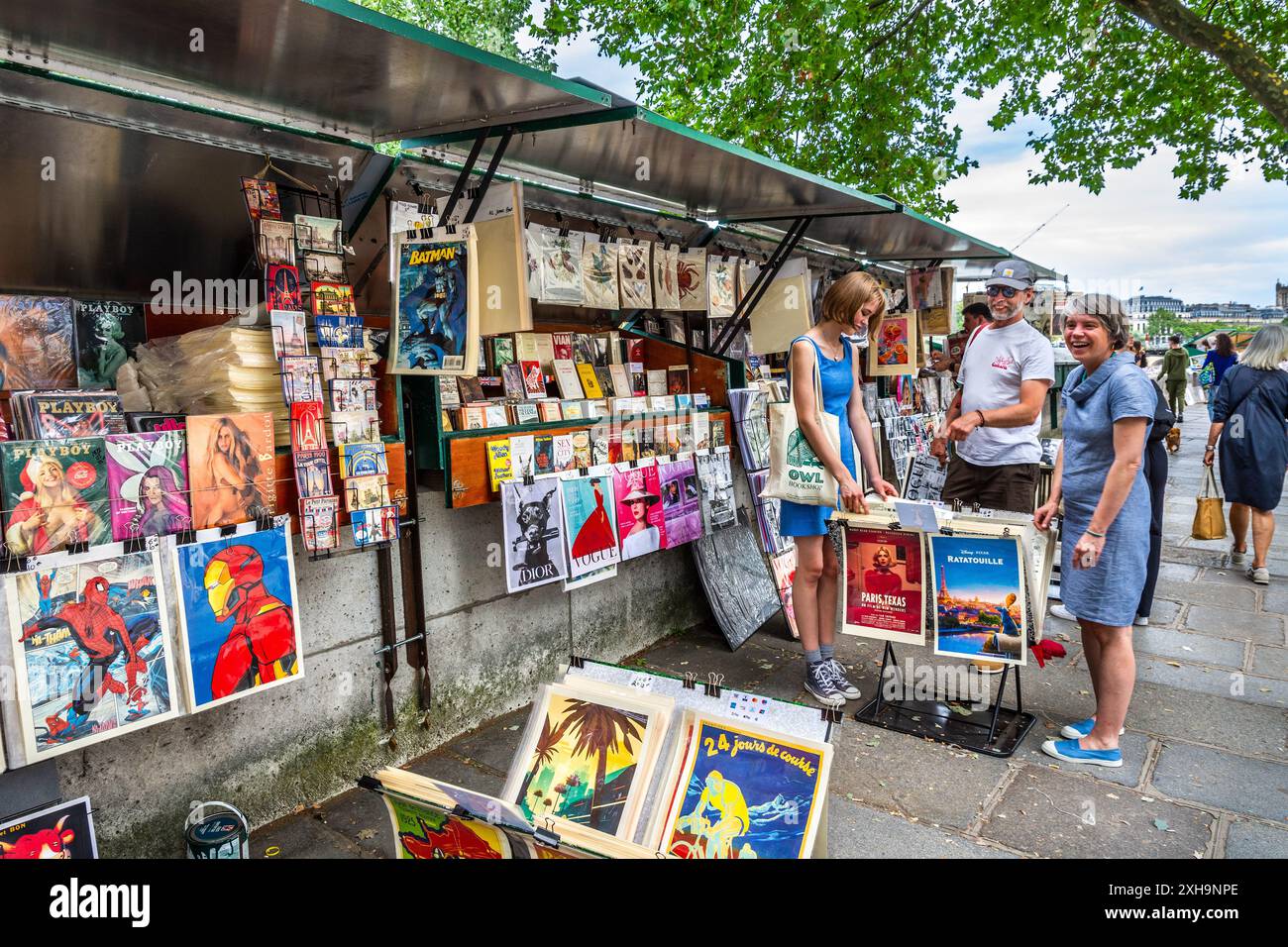 Turisti che cercano oggetti venduti dai tradizionali "bouquinistes" sulla rive gauche (riva sinistra) del fiume Senna, Parigi 75006, Francia. Foto Stock