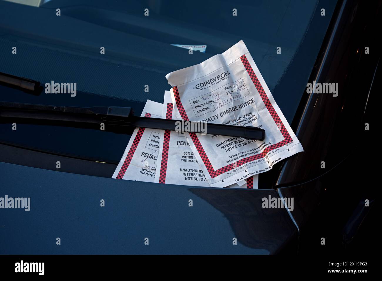 Parabrezza con tre biglietti per il parcheggio a Edinbburgh, Scozia, Regno Unito. Foto Stock