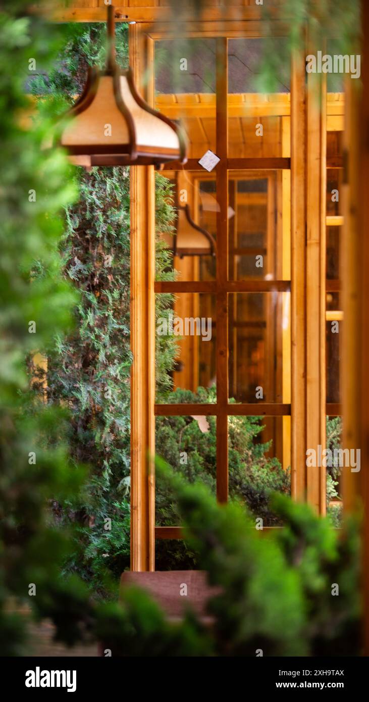 Splendido giardino interno con cornici in legno e vegetazione lussureggiante, a creare un'atmosfera serena. Foto Stock