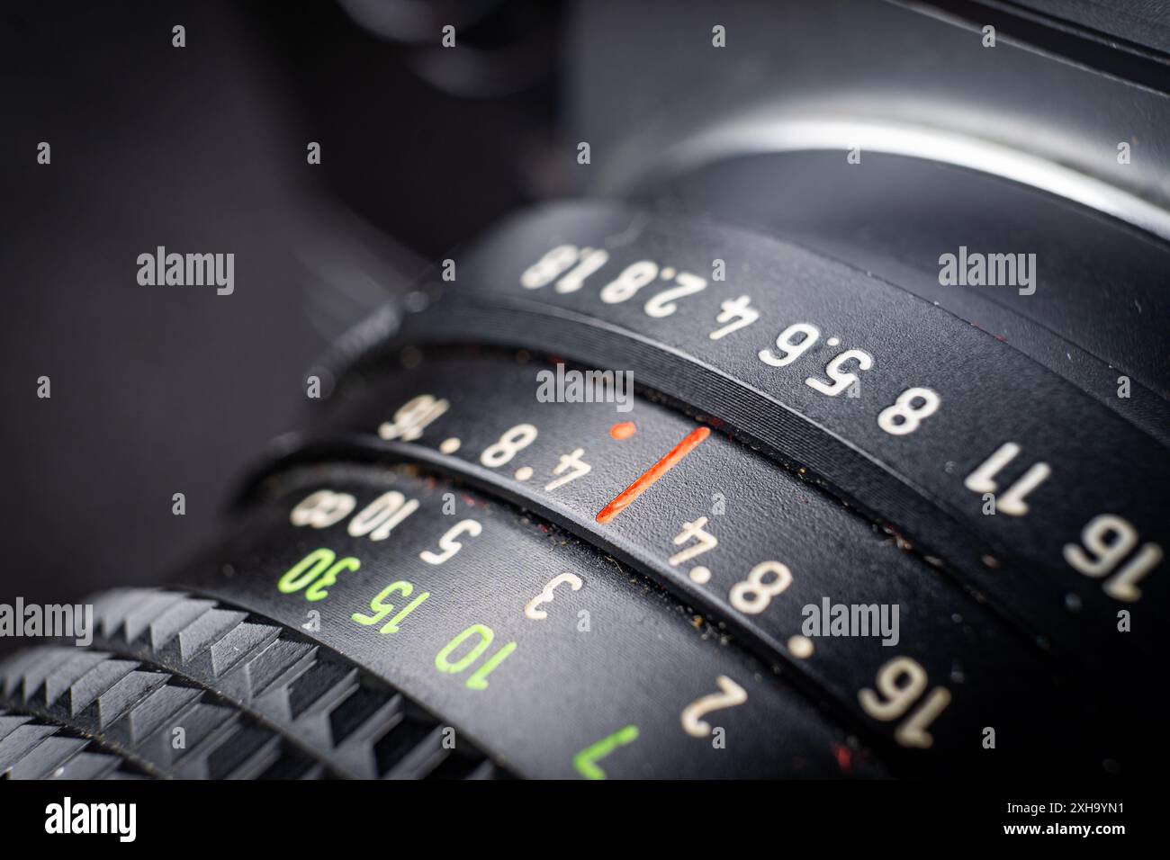 Primo piano dell'obiettivo di Una fotocamera d'epoca che mostra le impostazioni di apertura e messa a fuoco Foto Stock