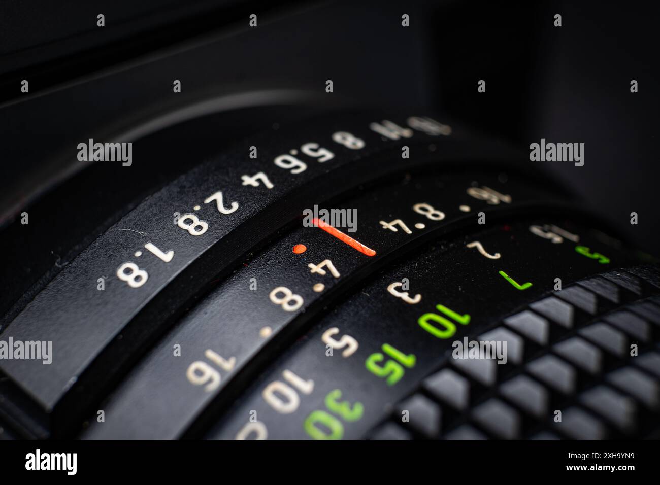 Primo piano delle impostazioni di apertura dell'obiettivo della fotocamera vintage Foto Stock