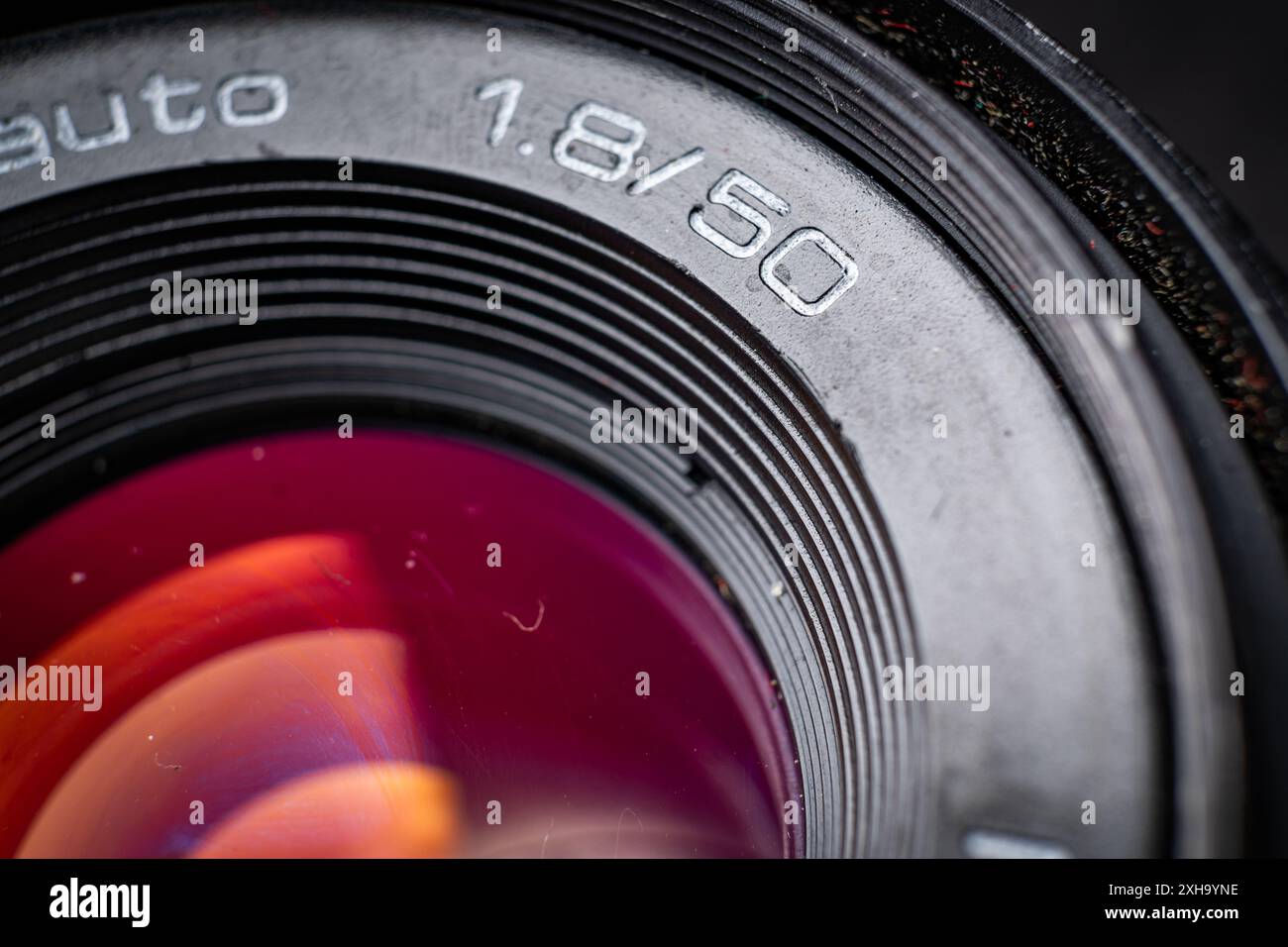 Vista ravvicinata dell'obiettivo di una fotocamera d'epoca con apertura 1.8/50 Foto Stock