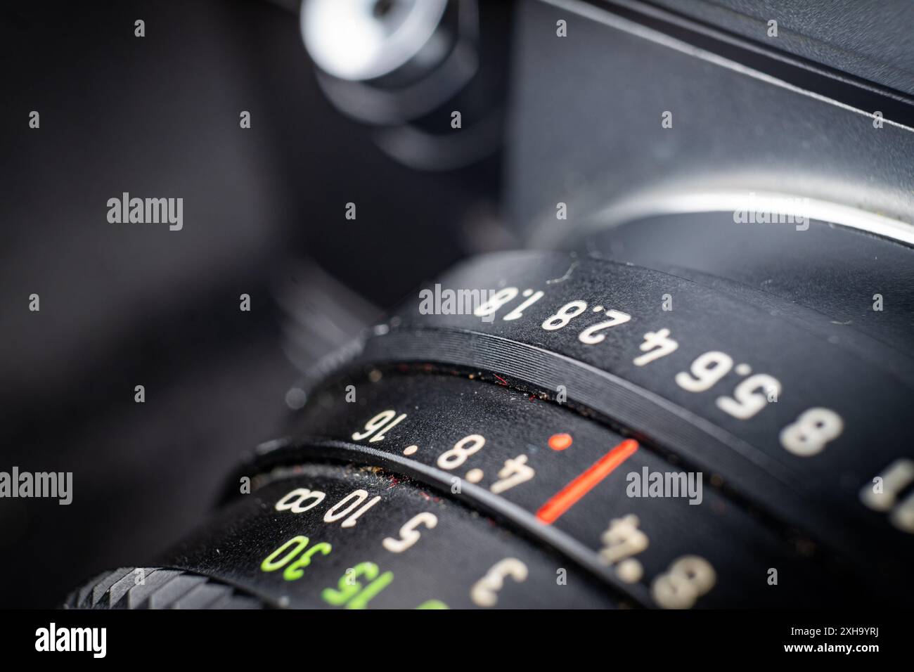 Primo piano dell'obiettivo di una fotocamera d'epoca con impostazioni di apertura e messa a fuoco Foto Stock