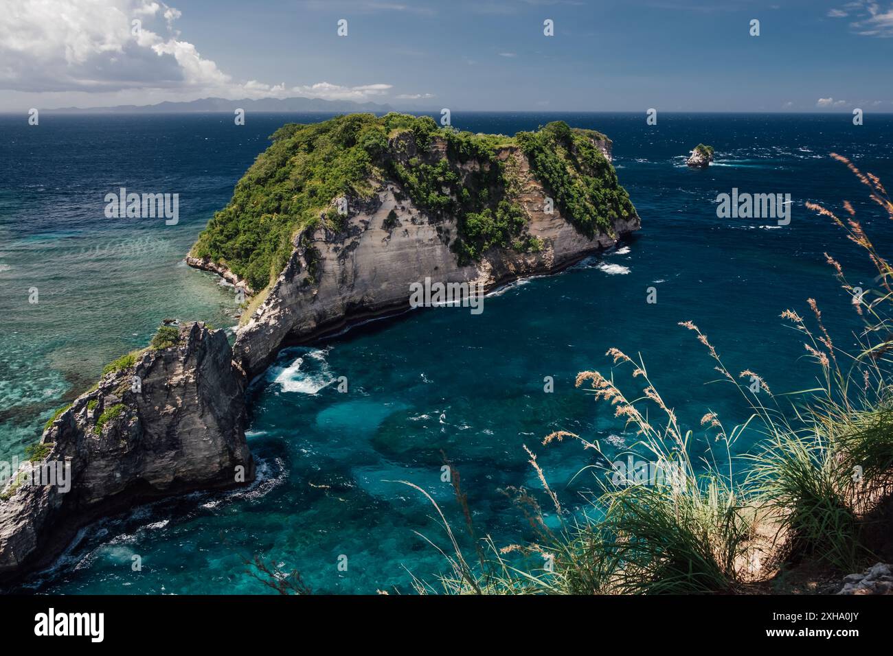 Goditi il panorama mozzafiato della costa frastagliata di Nusa Penida Foto Stock
