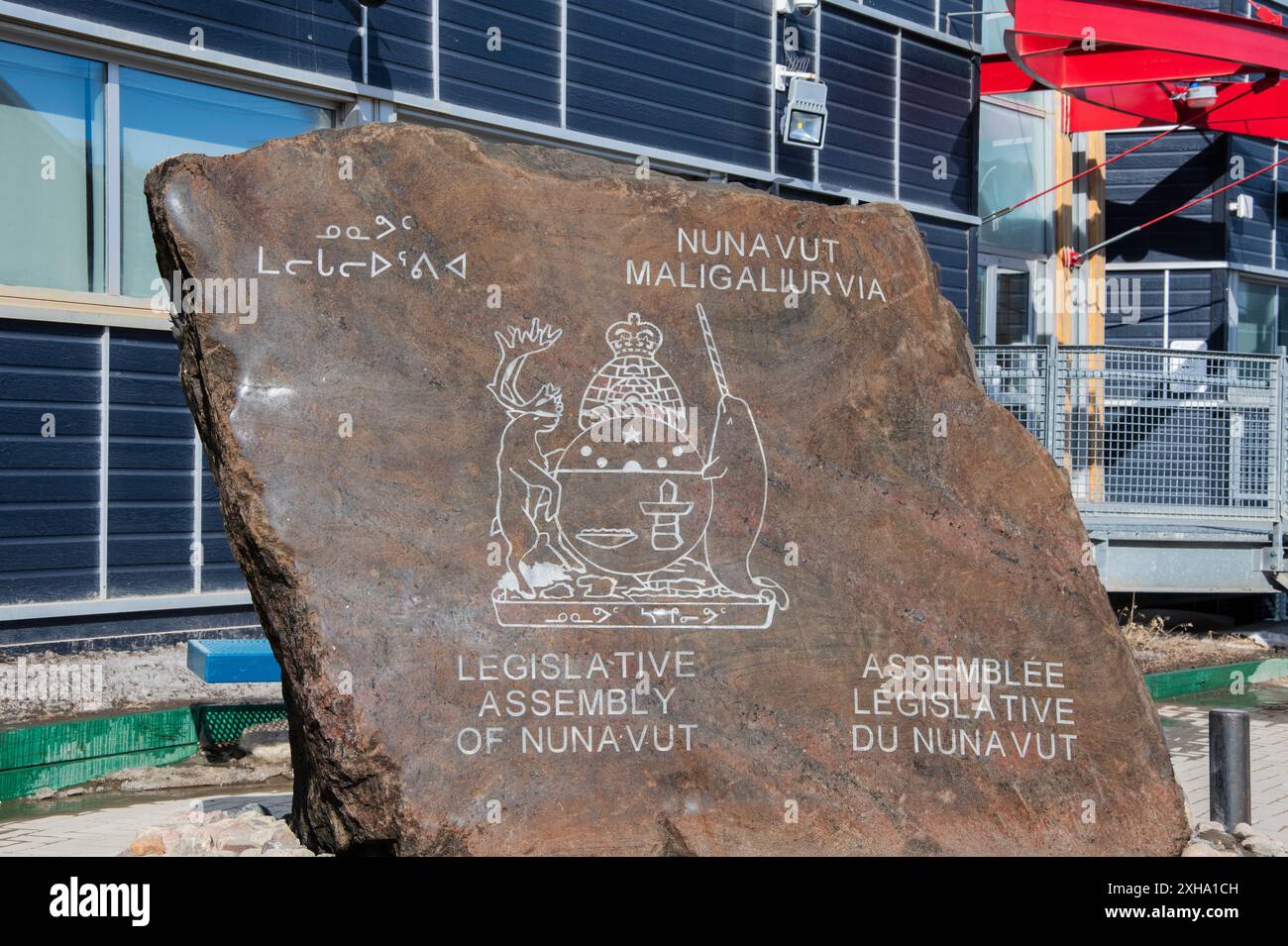 Cartello dell'Assemblea legislativa multilingue del Nunavut sulla strada federale a Iqaluit, Nunavut, Canada Foto Stock