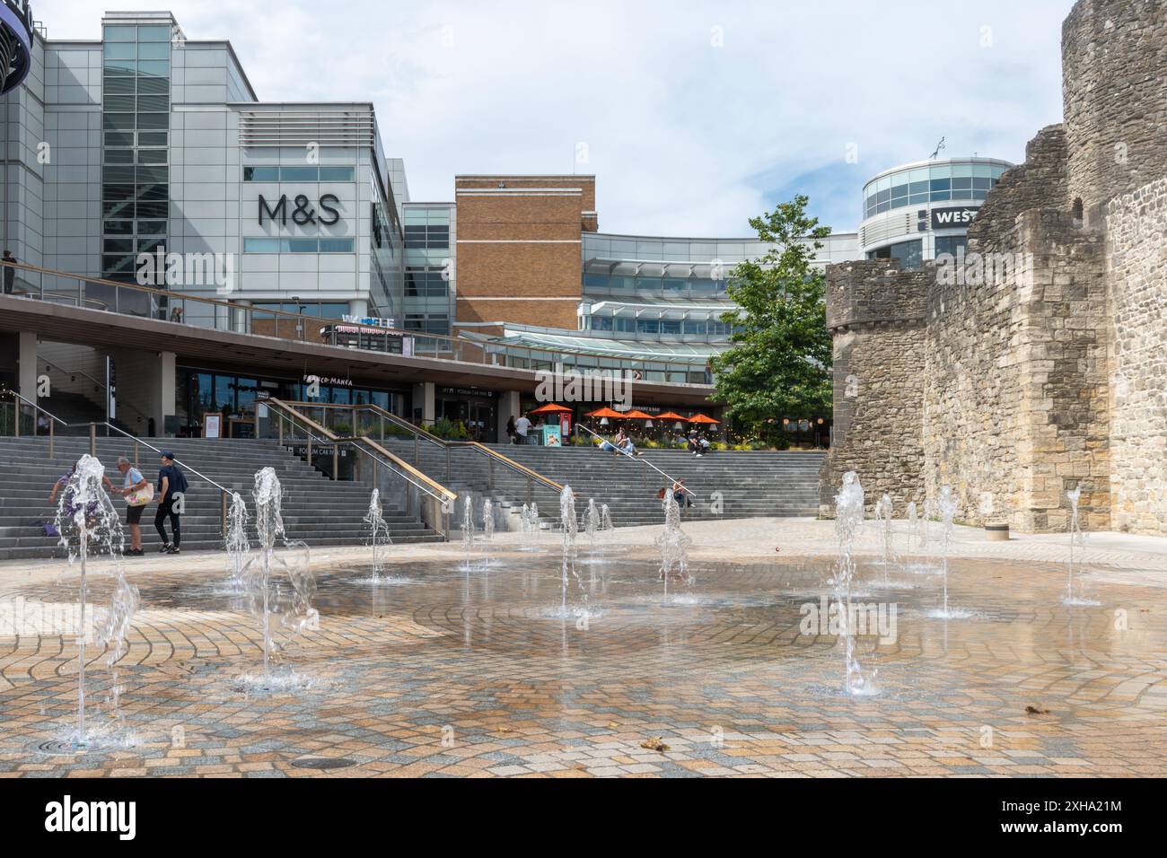 Centro commerciale WestQuay visto da Western Esplanade, Southampton, Hampshire, Inghilterra, Regno Unito, con fontane e mura della città vecchia Foto Stock