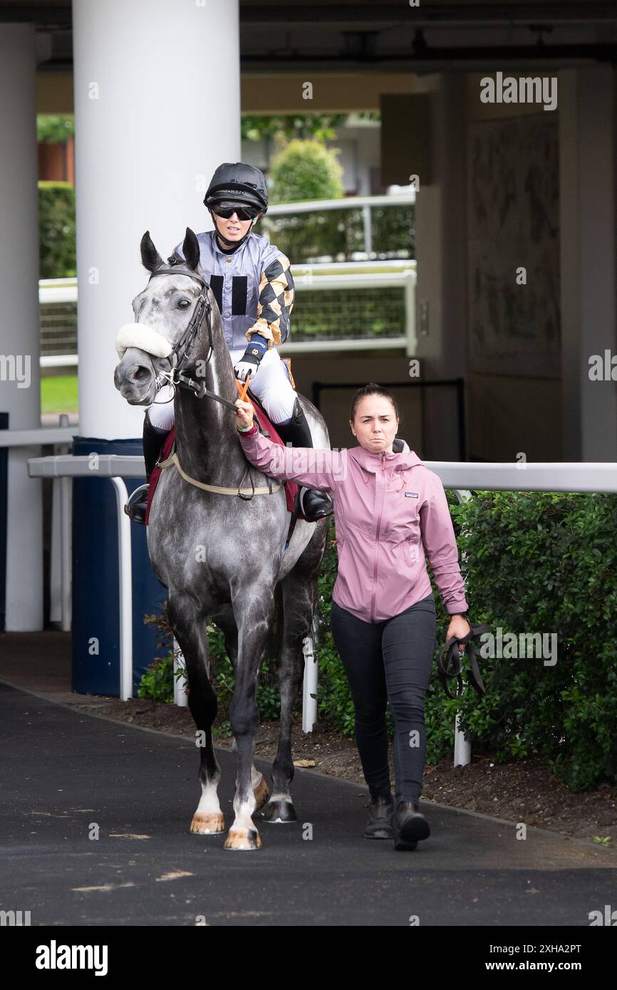 Ascot, Berkshire, Regno Unito. 12 luglio 2024. Jockey Rosie Rickett on Horse Ibiza Rocks si dirige verso l'ippodromo per partecipare alla corsa di beneficenza del Foundation Developments Property Race Day presso l'ippodromo di Ascot presso il Summer Mile Property Raceday. Proprietario: Ibiza Rocks Syndicate, allenatore Oliver Greenall e Josh Guerriero, Oldcastle Heath, allevatore Stratford Place Stud Crediti: Maureen McLean/Alamy Live News Foto Stock