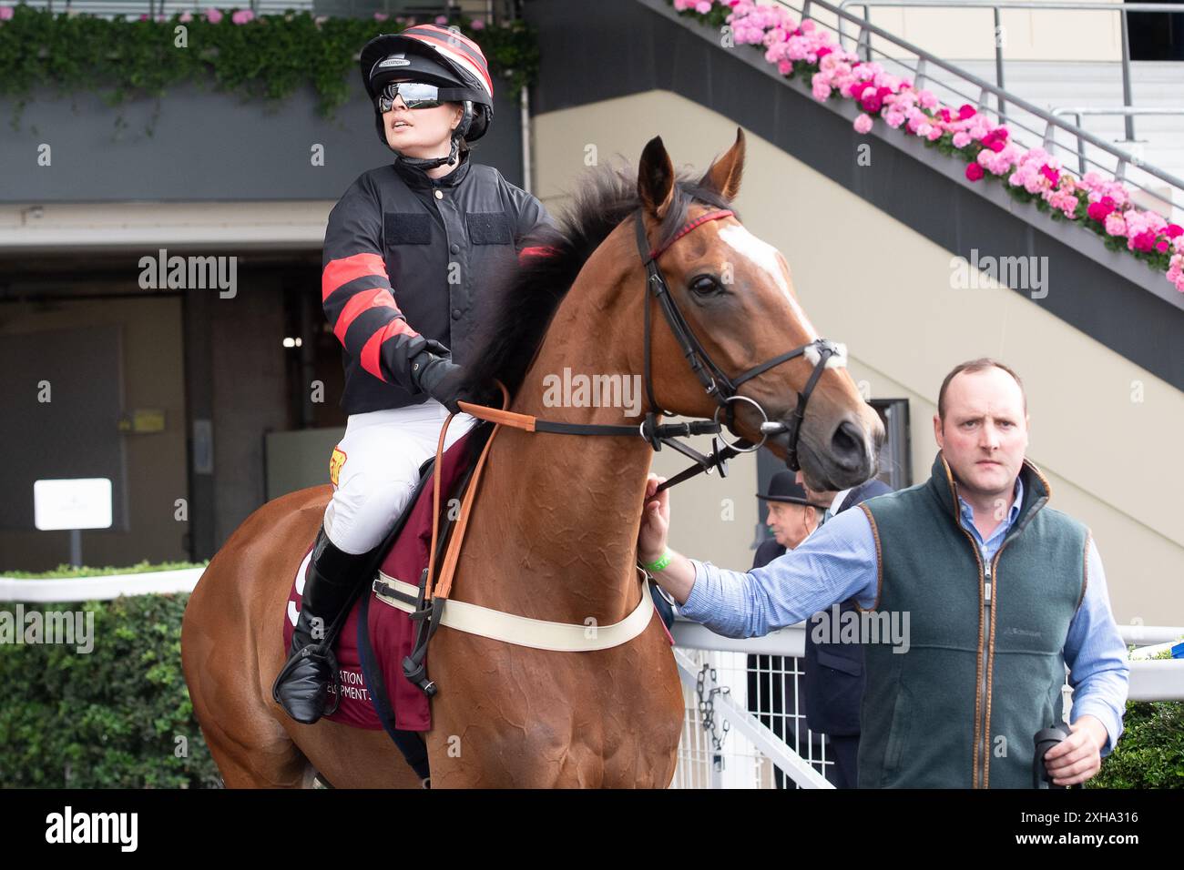 Ascot, Berkshire, Regno Unito. 12 luglio 2024. Jockey Lucy Anne Johnson, a cavallo a Springs, si dirige verso l'ippodromo per partecipare alla corsa di beneficenza Foundation Developments Property Day Race presso l'ippodromo di Ascot presso l'ippodromo Summer Mile Property Raceday. Proprietaria Sophie Pauling & Les De la Haye, allenatore Ben Pauling, Naunton Downs, allevatore David o'Sullivan. Crediti: Maureen McLean/Alamy Live News Foto Stock