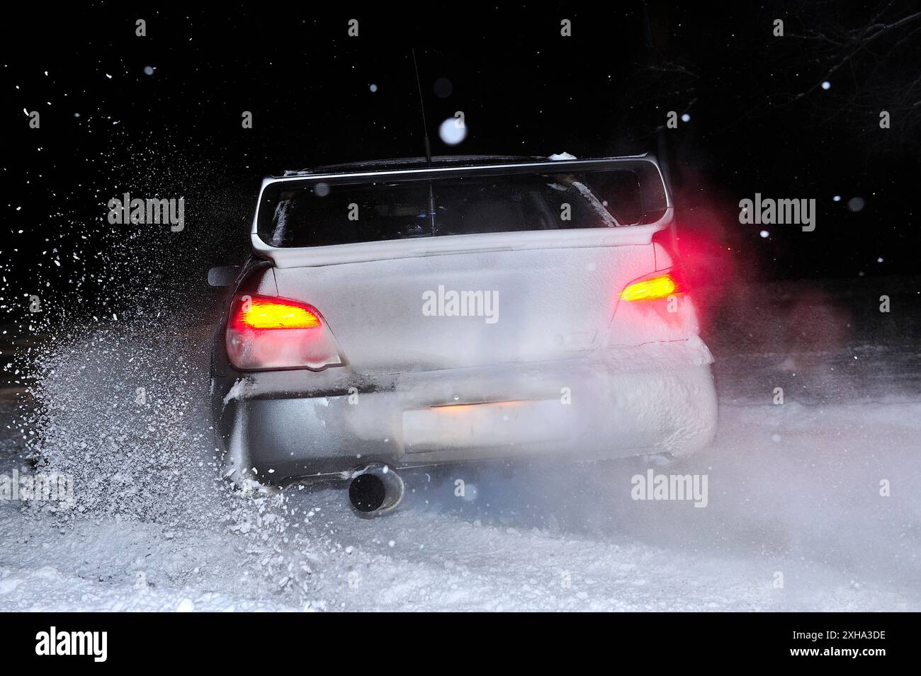 corse invernali di notte, trasporto, viaggio, neve, scivoloso, guidare un'auto in inverno, alla deriva di Subaru, manovre pericolose, slittamento controllato Foto Stock