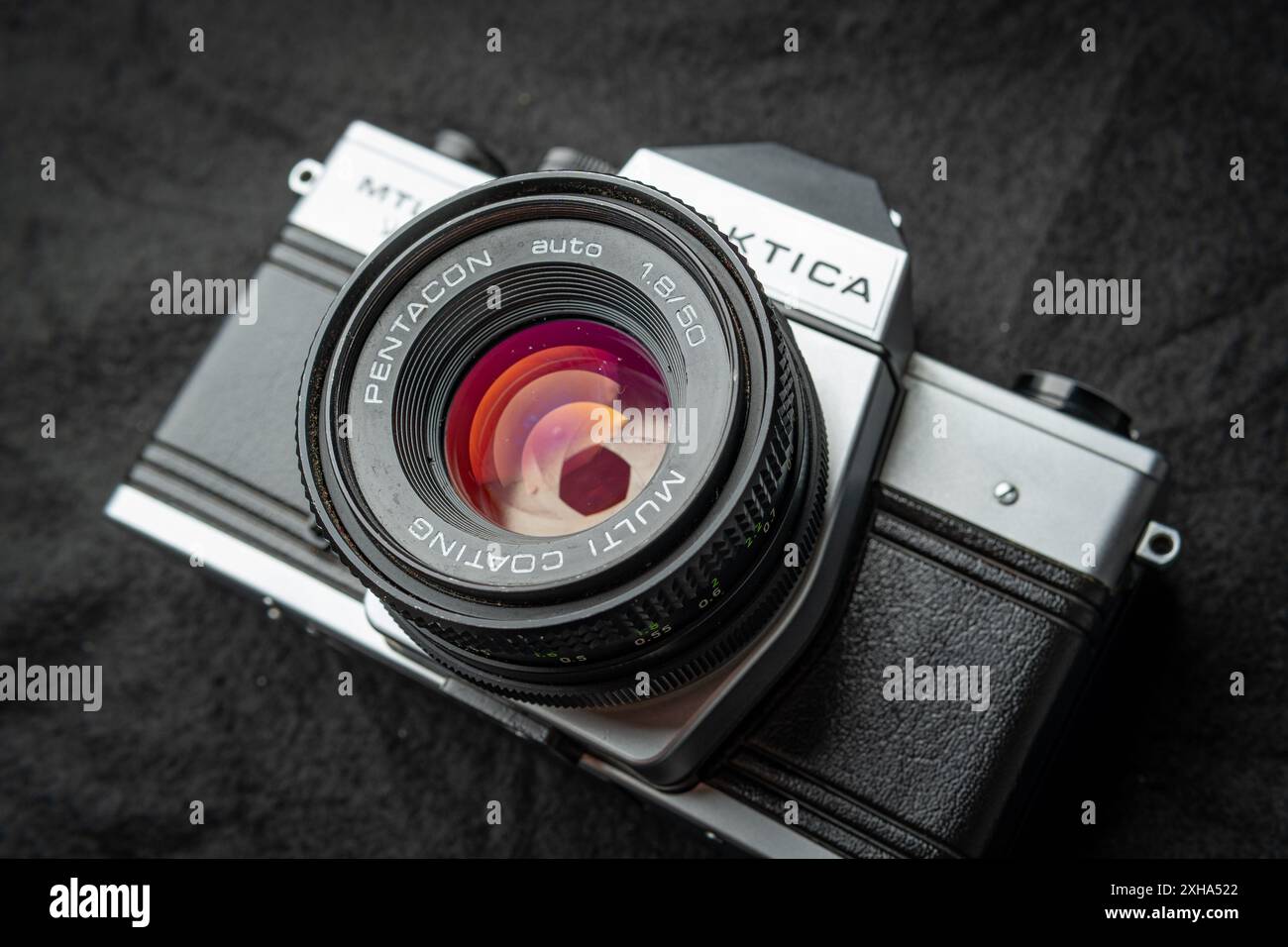 Walbrzych, polonia - 12 luglio 2024: Obiettivo fotocamera vintage Praktica MTL 50 argento e nero Foto Stock