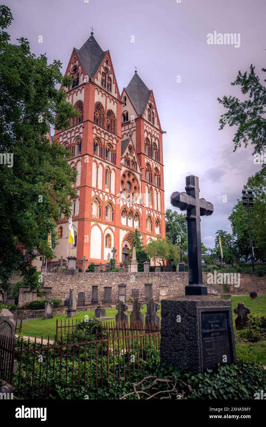 La cosiddetta Georgsdom è la chiesa della diocesi di Limburgo. L'edificio si trova sopra la città vecchia di Limburg an der Lahn. Foto Stock