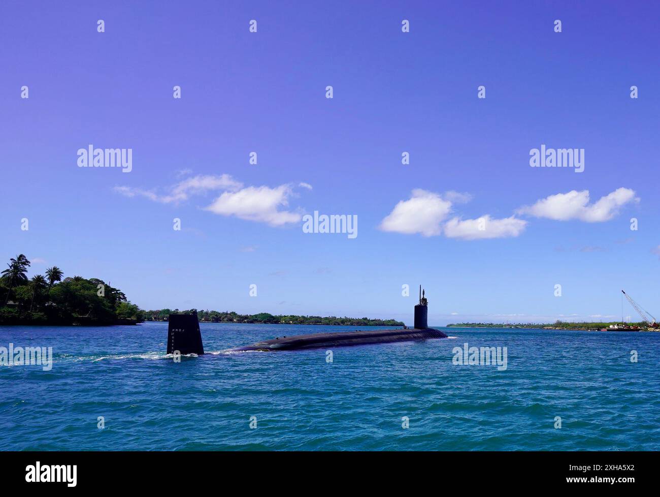 Il sottomarino d'attacco rapido classe Virginia USS Minnesota (SSN 783) inizia le prove in mare mentre transita a Pearl Harbor, Hawaii, il 20 giugno 2024. Il Minnesota è entrato in un attracco esteso Selected Restricted Availability (EDSRA) presso Pearl Harbor Naval Shipyard and Intermediate Maintenance Facility (PHNSY & IMF) quasi 25 mesi fa. Durante il periodo di manutenzione, il cantiere navale e l'equipaggio hanno eseguito il brillamento e il rivestimento dei serbatoi, la conservazione dello scafo, la propulsione e le riparazioni dei sistemi navali, l'ammodernamento e l'apporto di miglioramenti agli impianti meccanici ed elettrici. Dopo la certificazione, l'equipaggio lavorerà insieme Foto Stock