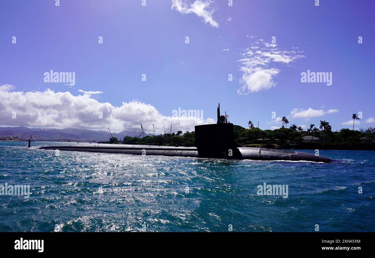 Il sottomarino d'attacco rapido classe Virginia USS Minnesota (SSN 783) inizia le prove in mare mentre transita a Pearl Harbor, Hawaii, il 20 giugno 2024. Il Minnesota è entrato in un attracco esteso Selected Restricted Availability (EDSRA) presso Pearl Harbor Naval Shipyard and Intermediate Maintenance Facility (PHNSY & IMF) quasi 25 mesi fa. Durante il periodo di manutenzione, il cantiere navale e l'equipaggio hanno eseguito il brillamento e il rivestimento dei serbatoi, la conservazione dello scafo, la propulsione e le riparazioni dei sistemi navali, l'ammodernamento e l'apporto di miglioramenti agli impianti meccanici ed elettrici. Dopo la certificazione, l'equipaggio lavorerà insieme Foto Stock