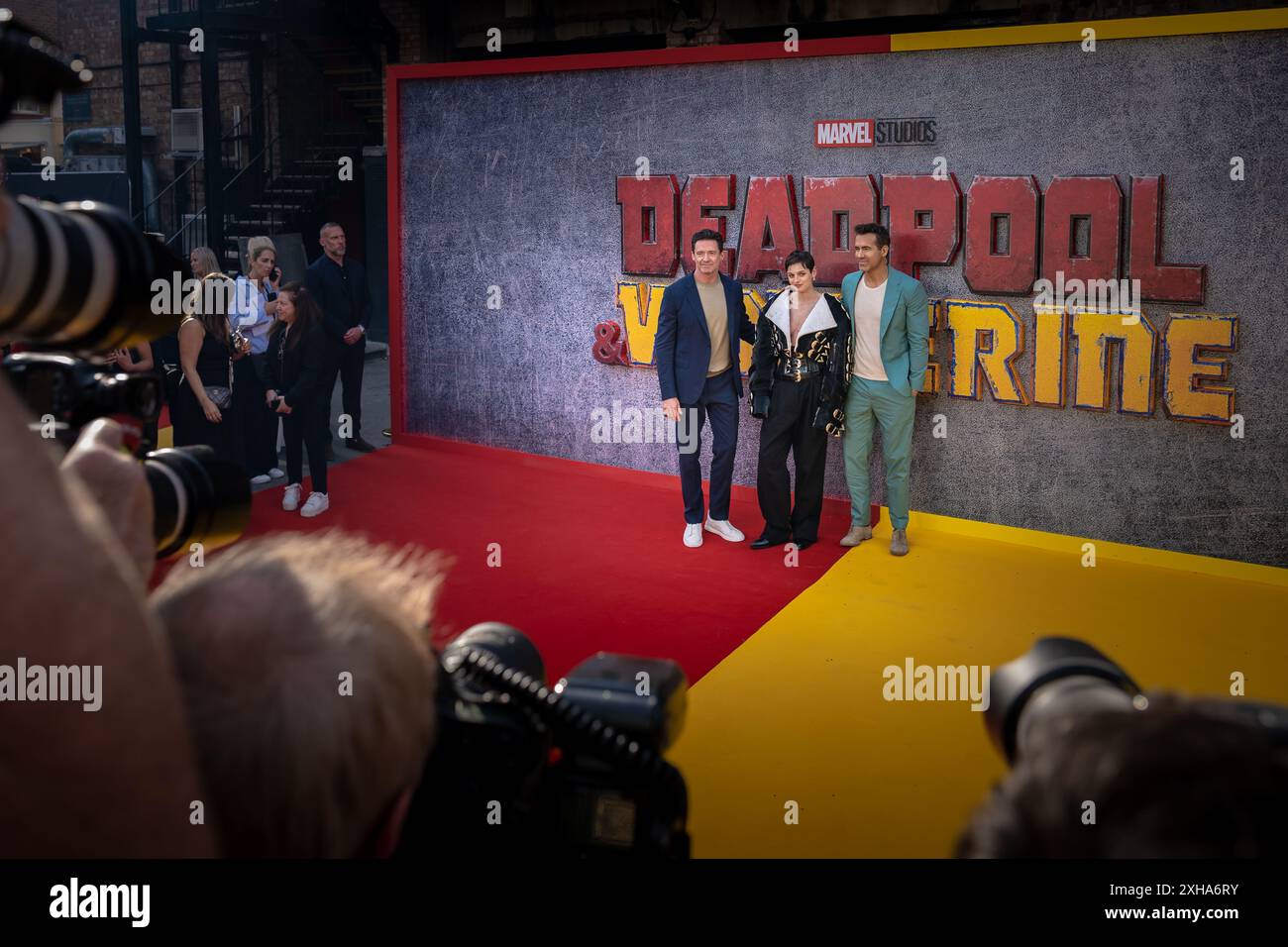 Londra, Regno Unito. 11 luglio 2024. (L-R) Hugh Jackman, Emma Corrin e Ryan Reynolds assistono alla sbirciatina inglese "Deadpool & Wolverine" all'Eventim Apollo, Hammersmith. Crediti: Guy Corbishley/Alamy Live News Foto Stock