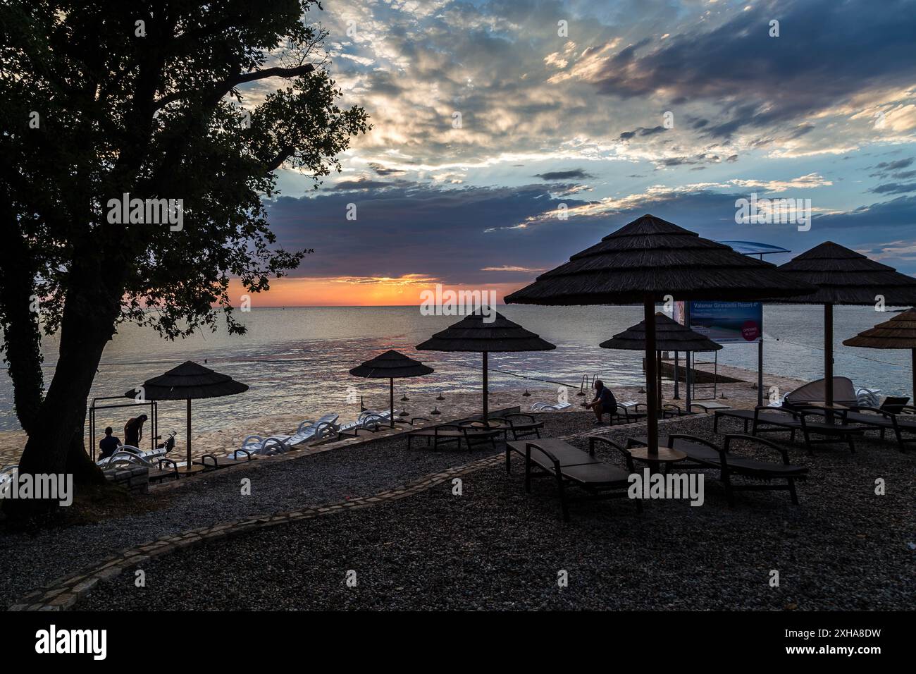 Splendido tramonto croato sulla costa di Parenzo Croazia Foto Stock