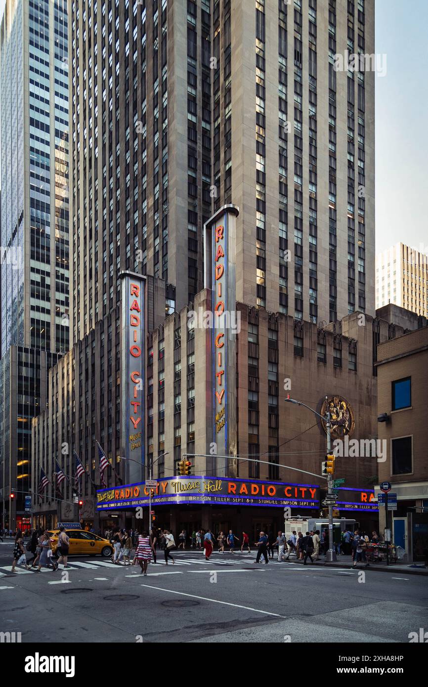 Radio City Building New York dal livello della strada Foto Stock