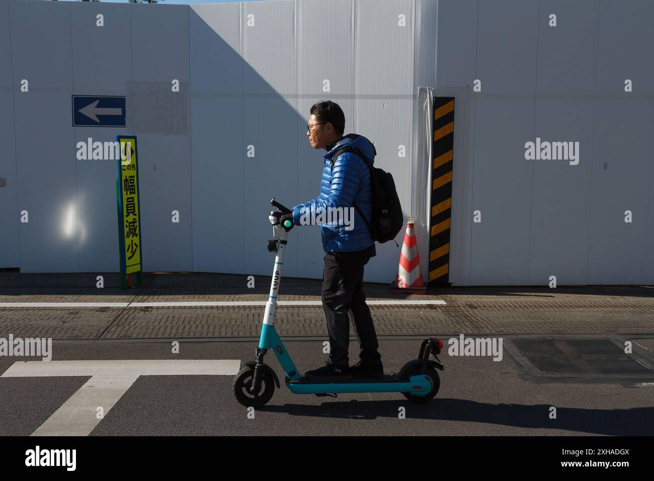Un uomo giapponese guida uno scooter elettrico Luup a Zoshigaya, Tokyo, Giappone. Foto Stock