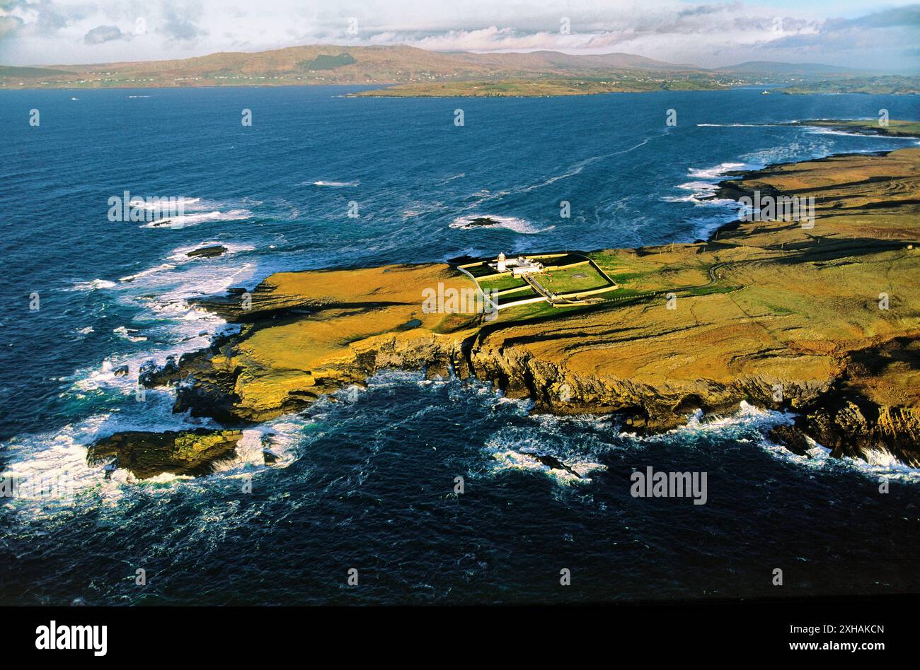 St. Johns Point Lighthouse vicino a Killybegs nella Baia di Donegal, County Donegal, Irlanda. Vista aerea Foto Stock