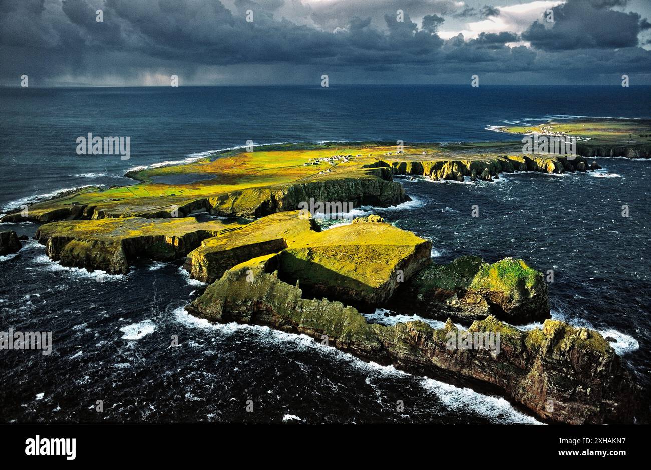 Tory Island, Co. Donegal, Irlanda. Celtic Balor forte sulla sommità piana penisola. Capanna cerchi, fossato di difesa e rampart visibile Foto Stock
