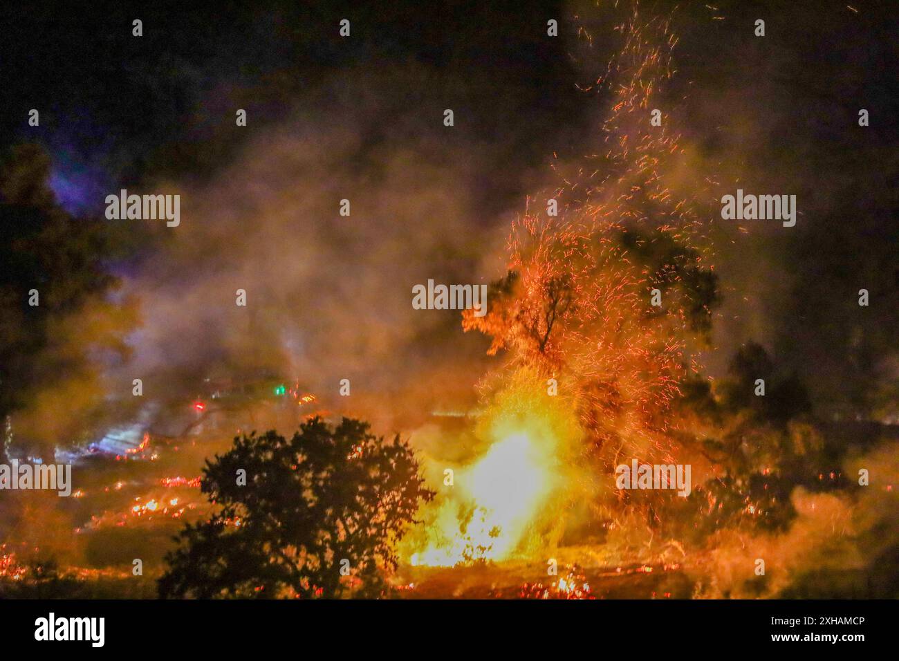 11 luglio 2024, Santa Barbara, California, Stati Uniti: un incendio di vegetazione è scoppiato nella Los Padres National Forest il giovedì pomeriggio, a metà strada lungo Paradise Road, all'uscita dell'autostrada 154, a circa quindici chilometri dall'enorme Lake Fire che si è insinuato in quella direzione da Santa Ynez per oltre una settimana. Gli elicotteri che trasportavano acqua furono deviati dal fuoco più grande, e rapidamente contenevano quello nuovo che copriva circa 12 acri, ma anche con gli equipaggi di fuoco su di esso le fiamme erano ancora visibili fino a tarda notte, l'11 luglio 2024. (Immagine di credito: © Amy Katz/ZUMA Press Wire) SOLO PER USO EDITORIALE! Non per l'USAG commerciale Foto Stock