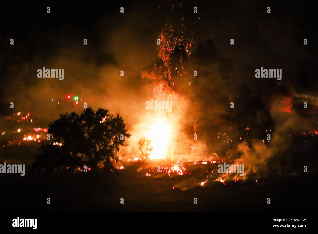 11 luglio 2024, Santa Barbara, California, Stati Uniti: un incendio di vegetazione è scoppiato nella Los Padres National Forest il giovedì pomeriggio, a metà strada lungo Paradise Road, all'uscita dell'autostrada 154, a circa quindici chilometri dall'enorme Lake Fire che si è insinuato in quella direzione da Santa Ynez per oltre una settimana. Gli elicotteri che trasportavano acqua furono deviati dal fuoco più grande, e rapidamente contenevano quello nuovo che copriva circa 12 acri, ma anche con gli equipaggi di fuoco su di esso le fiamme erano ancora visibili fino a tarda notte, l'11 luglio 2024. (Immagine di credito: © Amy Katz/ZUMA Press Wire) SOLO PER USO EDITORIALE! Non per l'USAG commerciale Foto Stock