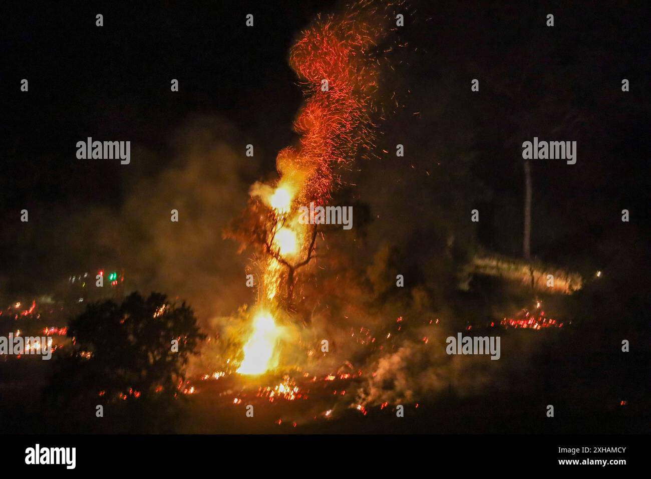11 luglio 2024, Santa Barbara, California, Stati Uniti: un incendio di vegetazione è scoppiato nella Los Padres National Forest il giovedì pomeriggio, a metà strada lungo Paradise Road, all'uscita dell'autostrada 154, a circa quindici chilometri dall'enorme Lake Fire che si è insinuato in quella direzione da Santa Ynez per oltre una settimana. Gli elicotteri che trasportavano acqua furono deviati dal fuoco più grande, e rapidamente contenevano quello nuovo che copriva circa 12 acri, ma anche con gli equipaggi di fuoco su di esso le fiamme erano ancora visibili fino a tarda notte, l'11 luglio 2024. (Immagine di credito: © Amy Katz/ZUMA Press Wire) SOLO PER USO EDITORIALE! Non per l'USAG commerciale Foto Stock