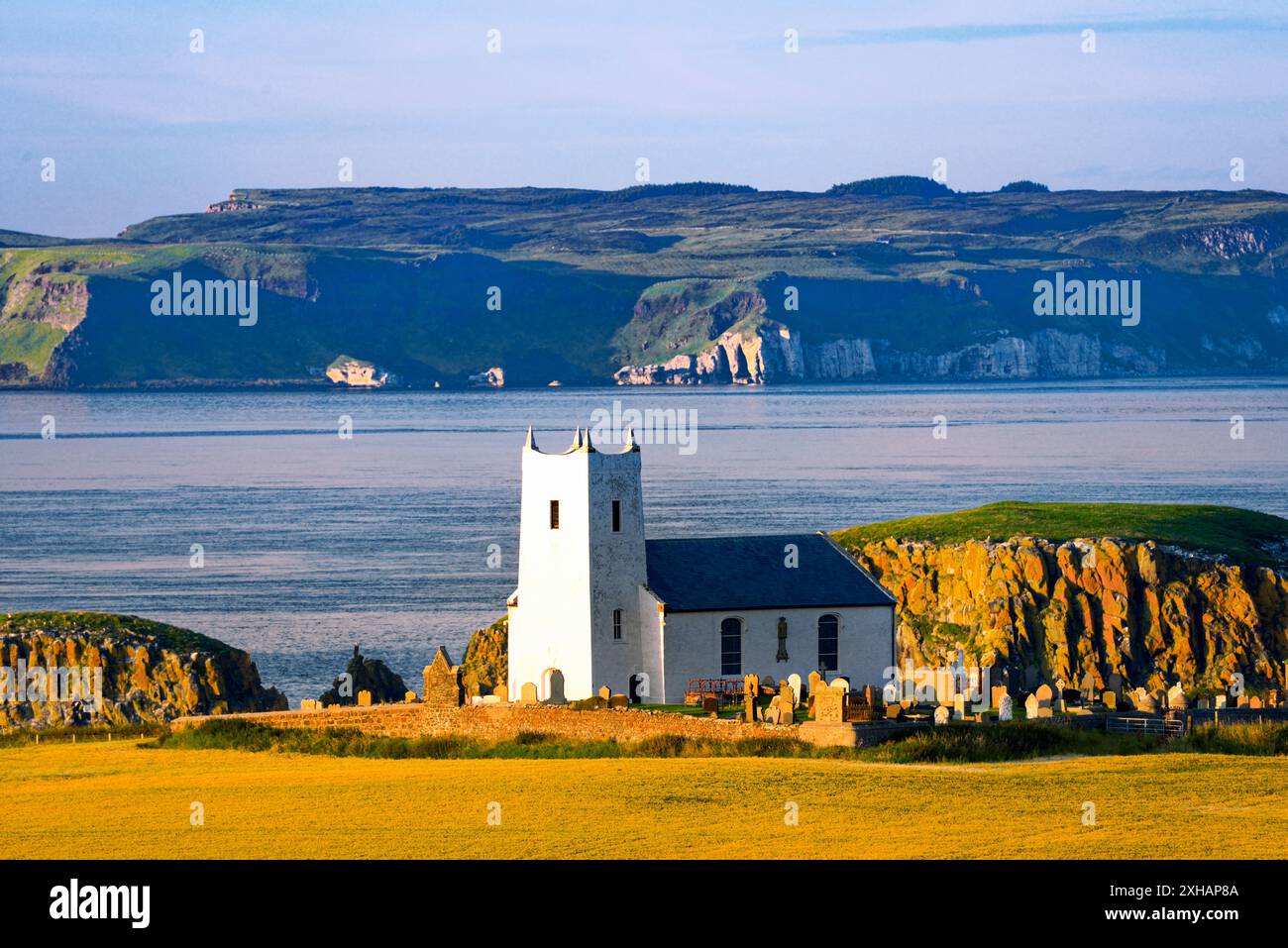 Ballintoy chiesa parrocchiale a Ballintoy porto vicino Bushmills sulla contea di Antrim coast road. Isola di Rathlin dietro. Irlanda del Nord Foto Stock