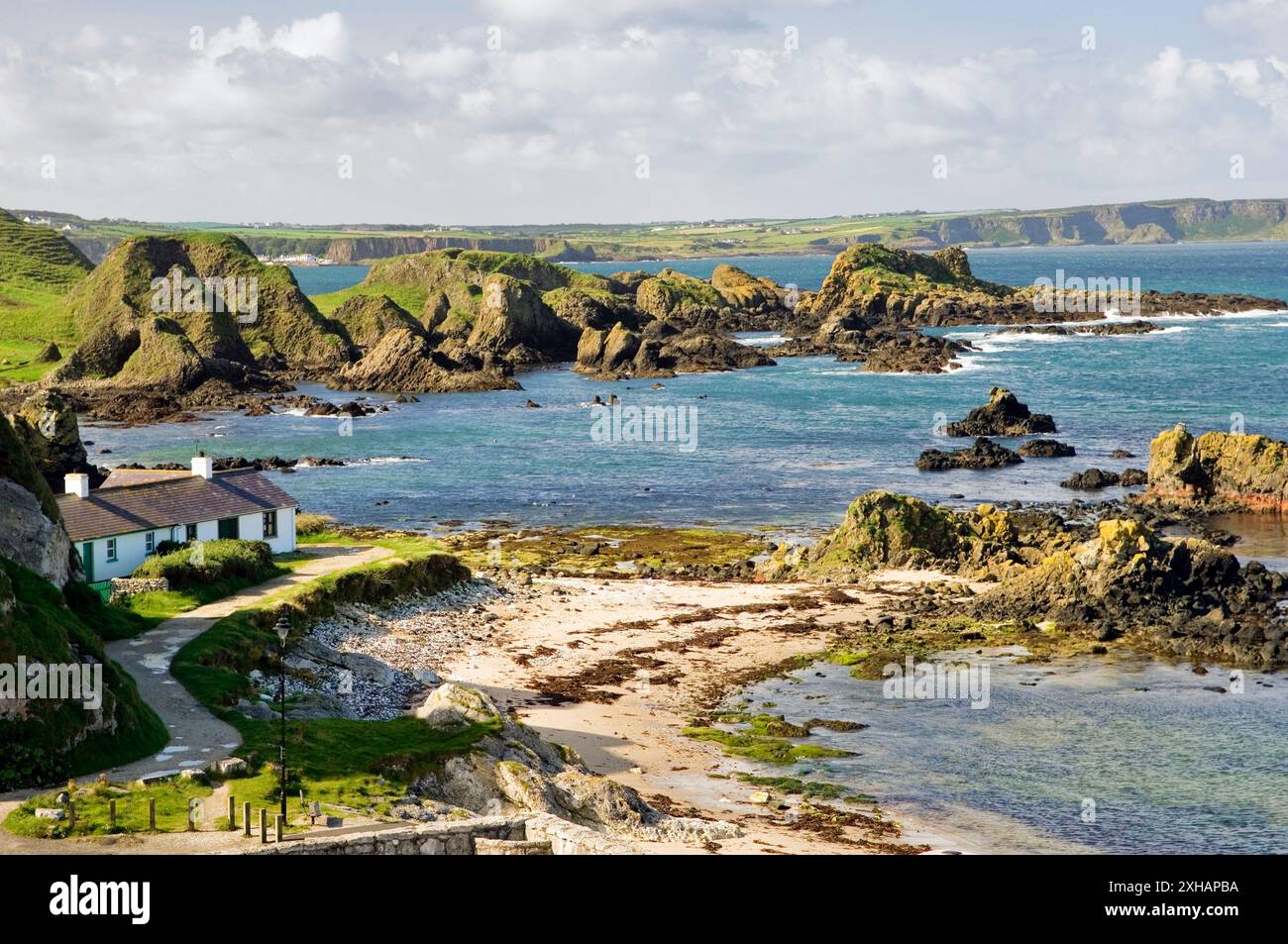La spiaggia di Ballintoy Harbour a White Park Bay tra Bushmills e Ballycastle sulla strada costiera della contea di Antrim, Irlanda del Nord Foto Stock