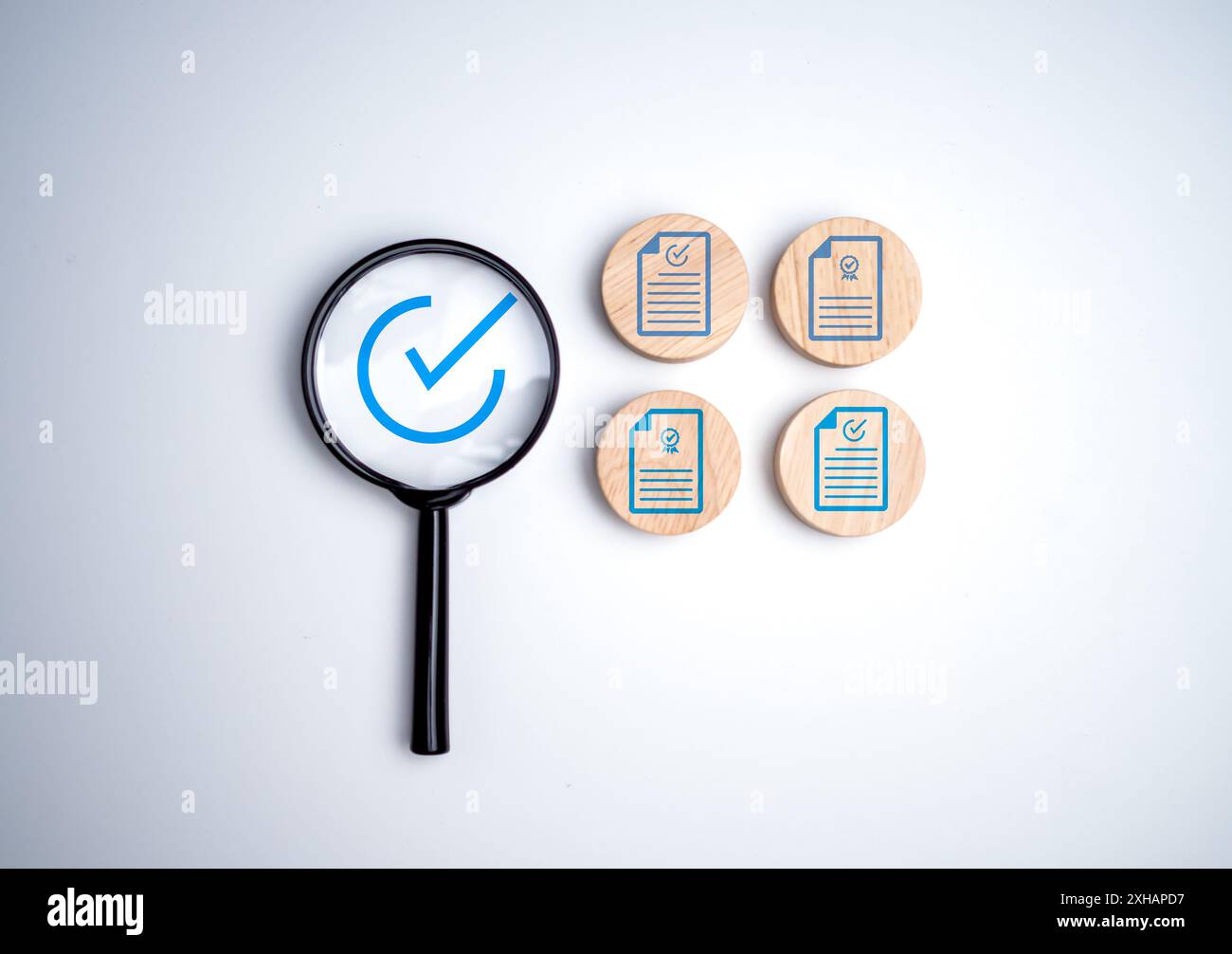 Icona del documento che stampa lo schermo su una tavola circolare di legno per preparare controllare e approvare il documento, garanzia di qualità e garanzia ISO, documento Foto Stock