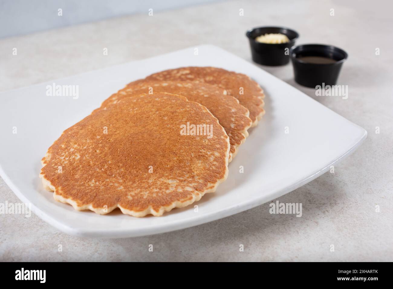 Una vista di un piatto di pancake semplici. Foto Stock