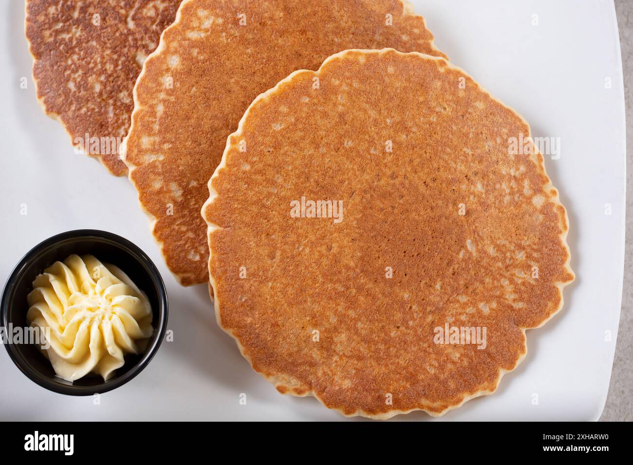 Una vista dall'alto verso il basso di un piatto di pancake semplici. Foto Stock