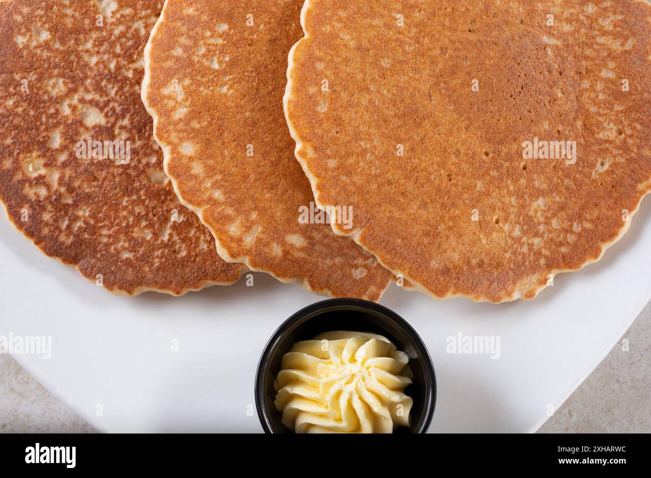 Vista dall'alto verso il basso di un piatto di pancake. Foto Stock