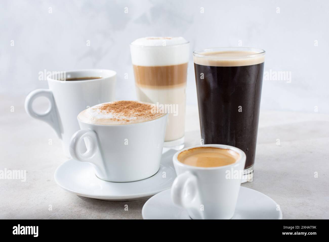 Vista di una collezione di famose bevande a base di caffè in tazze e bicchieri. Foto Stock