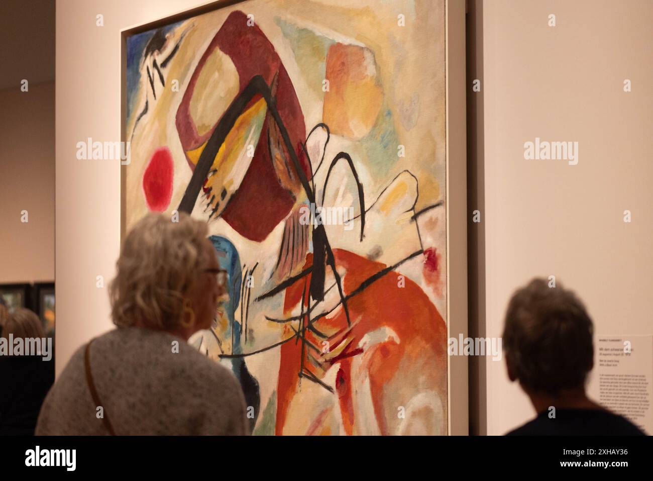 Amsterdam, 12 luglio. 10 novembre 2024. I visitatori possono ammirare il dipinto del pittore russo Wassily Kandinsky presso il Museo H'ART di Amsterdam, Paesi Bassi, 12 luglio 2024. La mostra è in mostra fino al 10 novembre 2024. Crediti: Sylvia Lederer/Xinhua/Alamy Live News Foto Stock