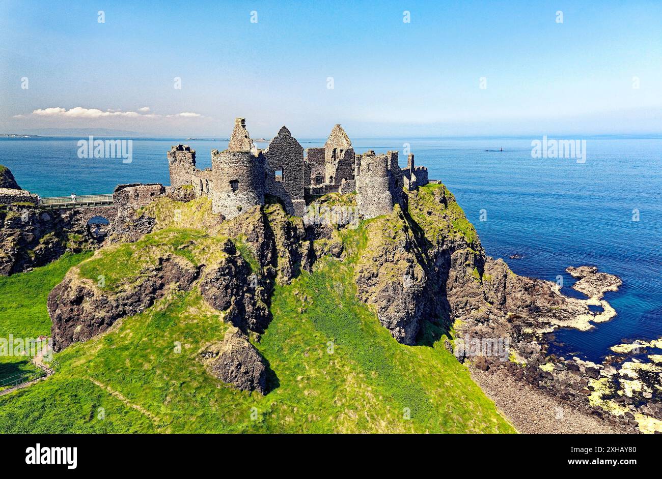 Dunluce Castle, rovina medievale tra Portrush e Bushmills sul Nord strada costiera di Antrim, County Antrim, Irlanda del Nord Foto Stock