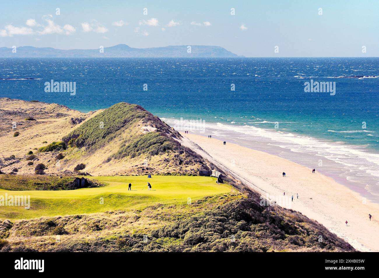 Royal Portrush Golf Club, Irlanda del Nord Regno Unito. Il quinto foro del Dunluce Links championship course al di sopra delle rocce bianche beach Foto Stock