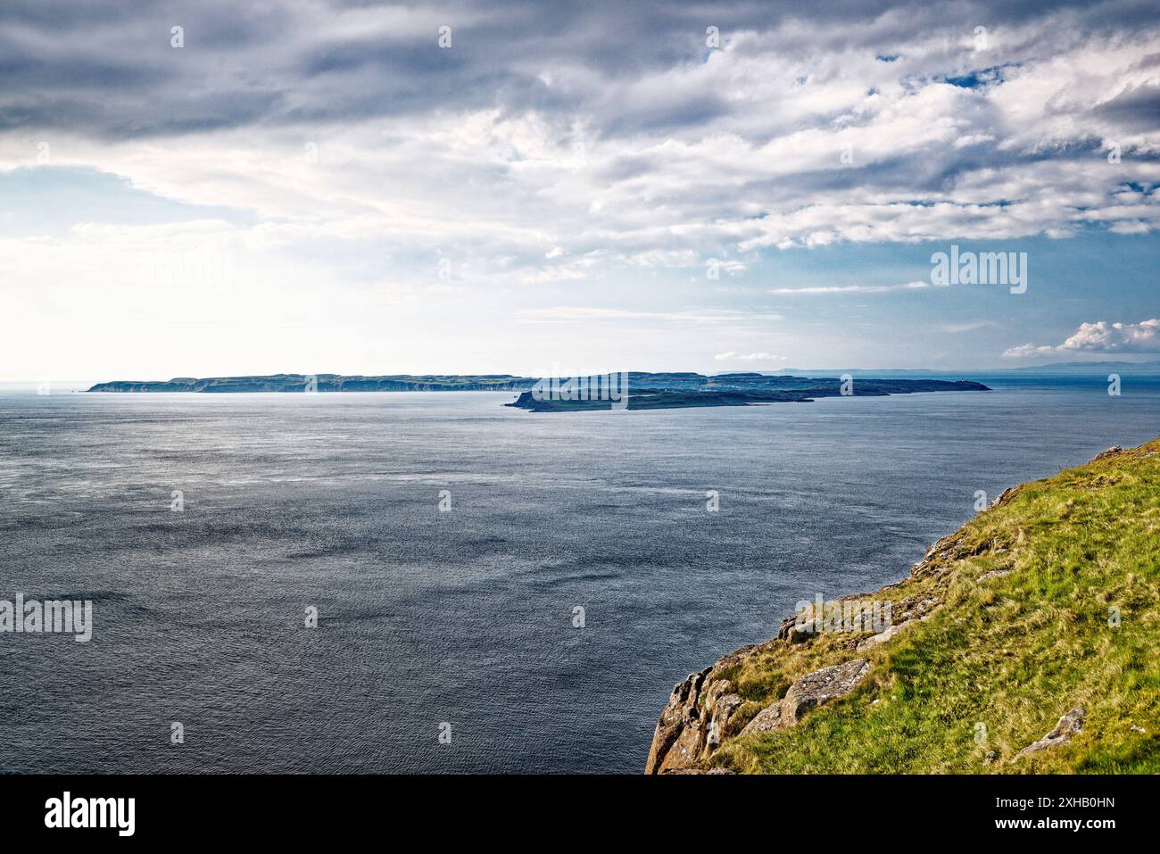 Rathlin Island vista dalla cima della scogliera di Fair Head sulla costa nord di Antrim a Ballycastle, N. Irlanda Foto Stock