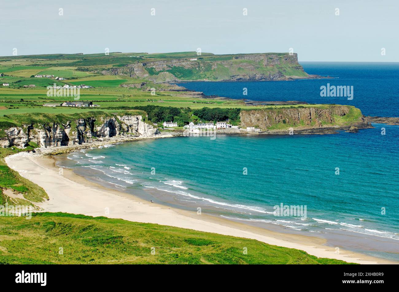 White Park Bay su giganti Causeway costa della contea di Antrim, Irlanda. Guardando al villaggio Portbraddon e la Causeway capezzagne Foto Stock