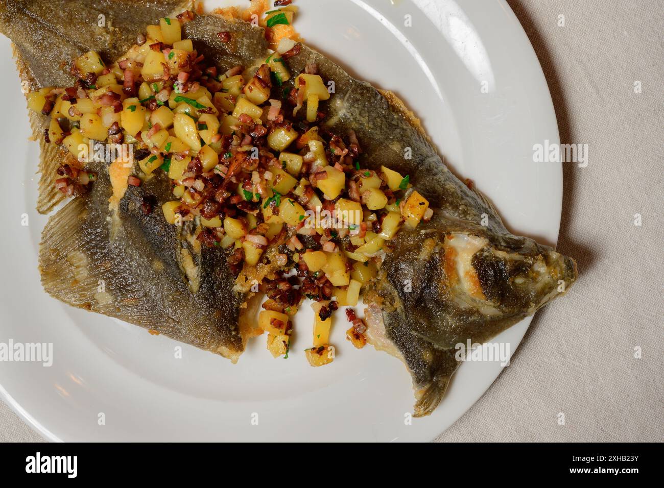 Finkenwerder Scholle con passera di mare intera in stile Finkenwerder con pancetta a dadini e patate Foto Stock