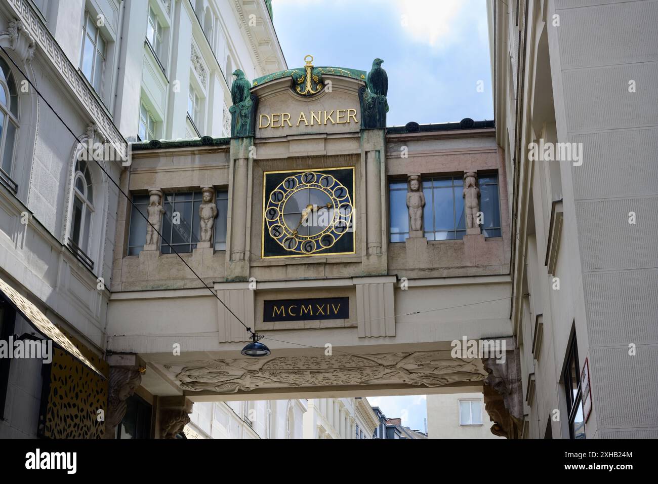 Anker Clock o Ankeruhr a Vienna creato da Franz Matsch nel 1911-1914 ed è un tipico design Art Nouveau. Foto Stock