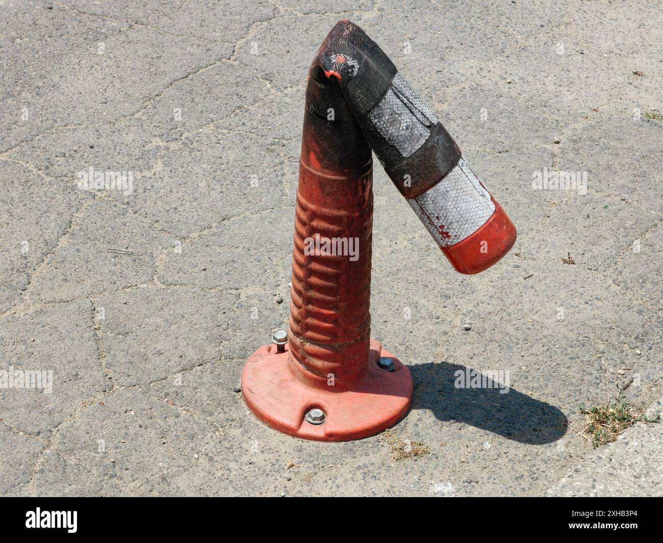 Fa così caldo qui. Anche il cono della strada sta iniziando a sciogliersi. Vibrazioni estive. Luce e ombra. Aumento della temperatura. Foto Stock