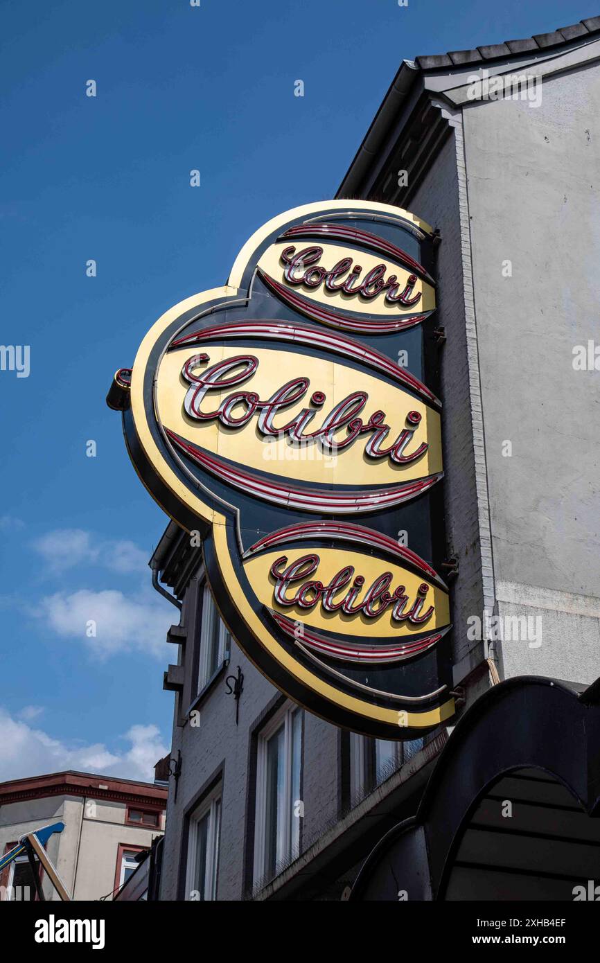 Il cartello del locale Colibri Night Club o le luci al neon di giorno al Große Freiheit 34 di Reeperbahn si trovano a St. Pauli, Amburgo, Germania Foto Stock