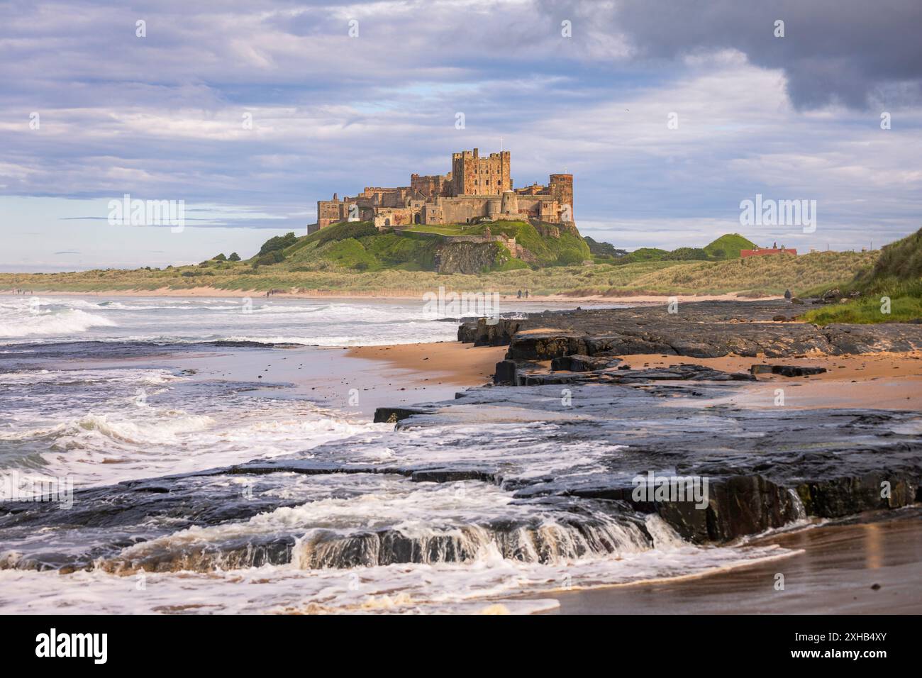 Castello di Bamburgh sulla costa del Northumberland, Inghilterra nord-orientale, Regno Unito Foto Stock